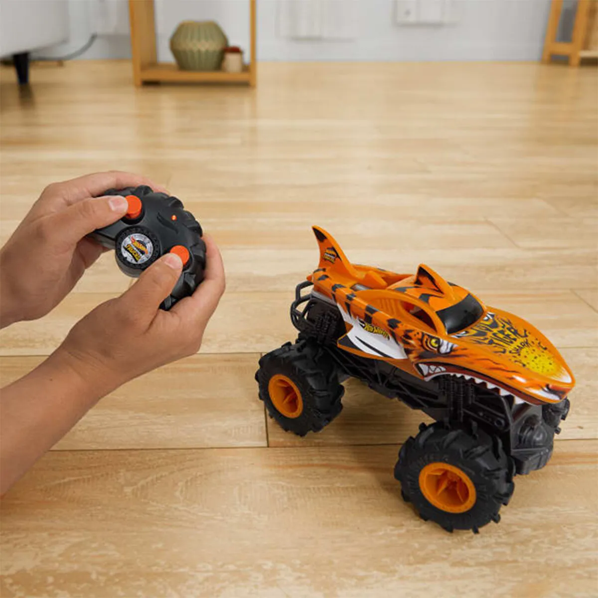 HNV03 Hot Wheels Monster Trucks RC 1:24 Tiger Shark Uzaktan Kumandalı Araç — görsel 3